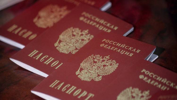 Почему жители Украины массово получают паспорта РФ