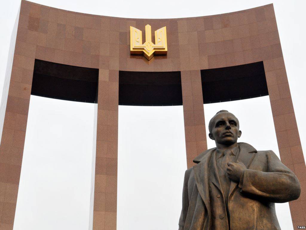 «Ура-патриоты» просят у украинцев денег на памятник Бандере рядом с РФ