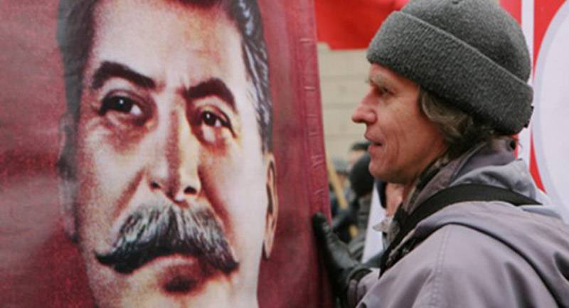 Банкротство либералов привело к возрождению культа Сталина