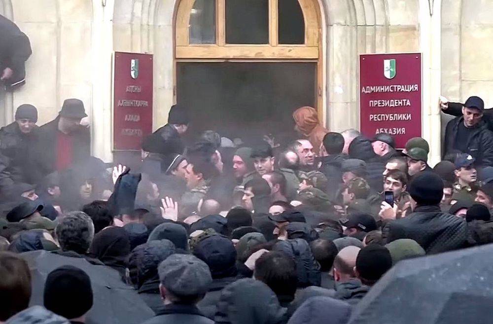 Попытка госпереворота в Абхазии: протестующие вскрыли оружейную комнату