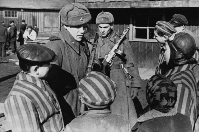 Память об Освенциме: убогая месть делает Польшу оврагом на краю Европы