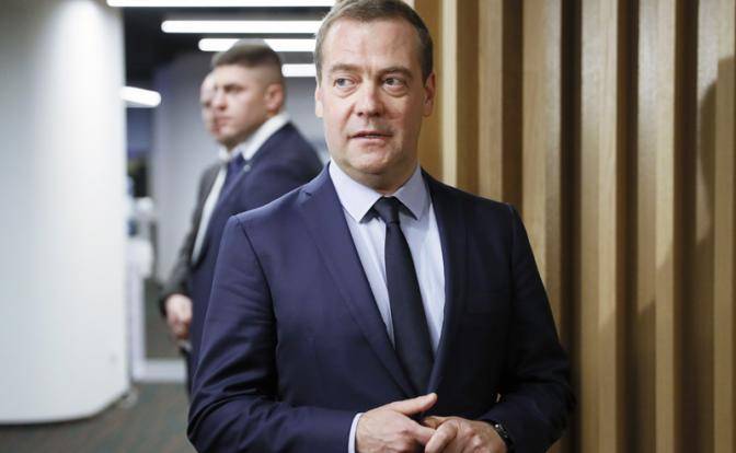 У отправленного в отставку Медведева остались козыри на руках
