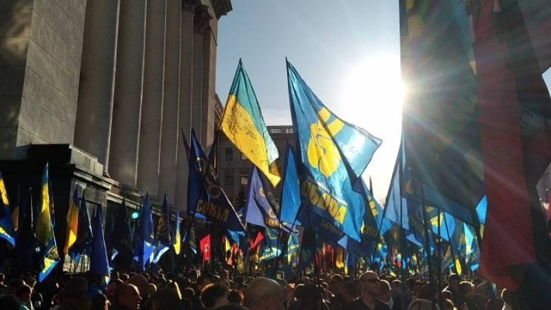 Националисты обесценят вклад США в демократизацию Украины