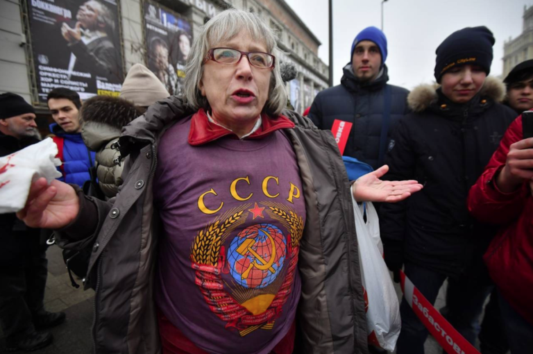 Жалующихся на притеснения в Латвии россиян спросили, почему они не уезжают Жалующихся на притеснения в Латвии россиян спросили, почему они не уезжают