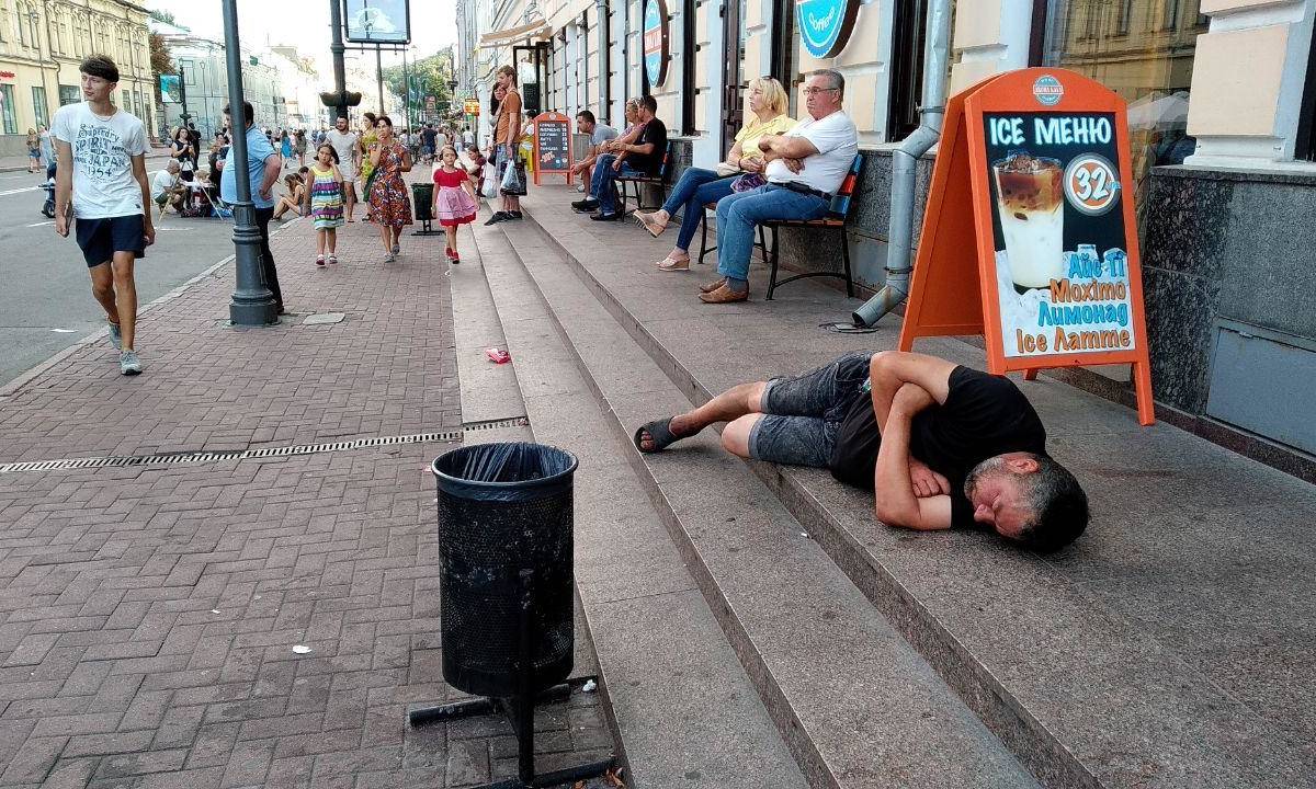 Пир во время чумы: киевская власть паразитирует на бедах Украины