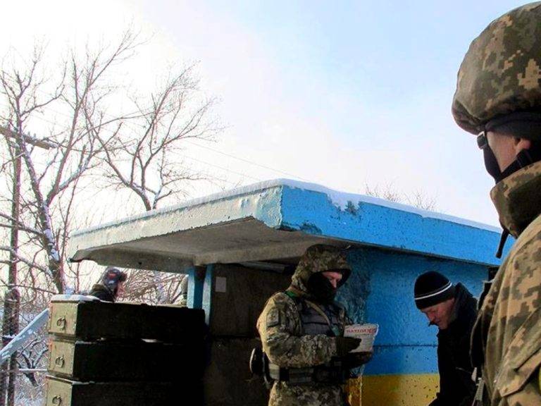ВСУ стали массово задерживать молодых мужчин на границе в Донбассе
