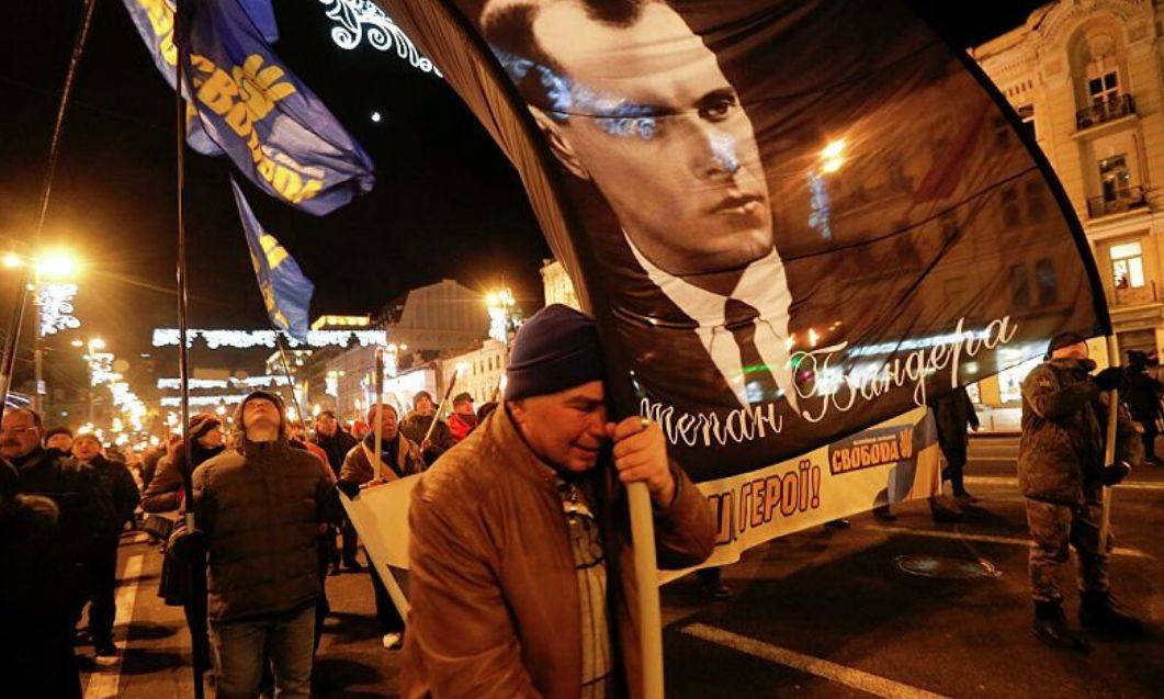 Почему президент Зеленский идёт на поводу у националистов
