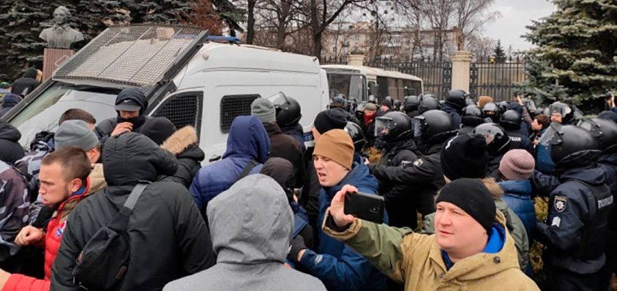Русский Харьков вышел за русский язык, но митинг снова сорвали «активисты»