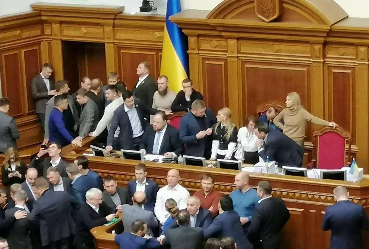 Украинские депутаты устроили драку в Верховной Раде