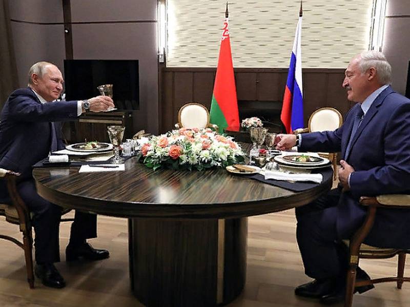 «Путин ведет работу с Лукашенко»: эксперт об отношении к Минску