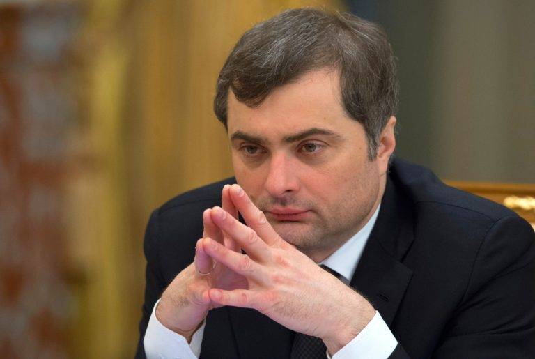 На Украине и в России разобрали увольнение Суркова