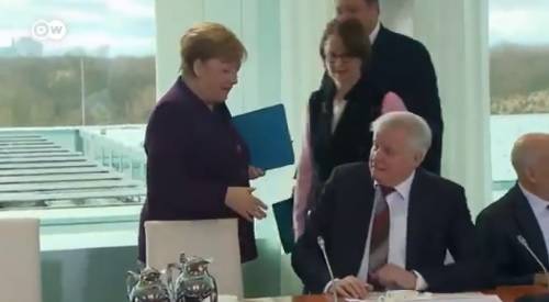 Меркель отказались жать руку на официальной встрече