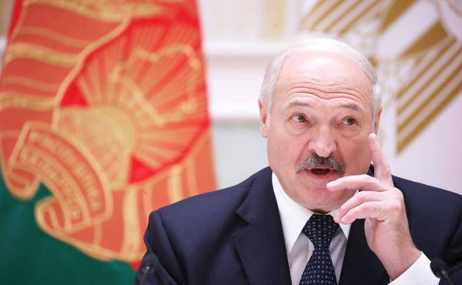 Маневры Лукашенко: Зеленскому оружие, Путину — горячую дружбу