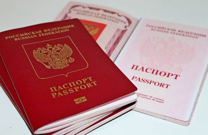 «Новые русские»: зачем РФ упрощает получение паспорта украинцам и белорусам