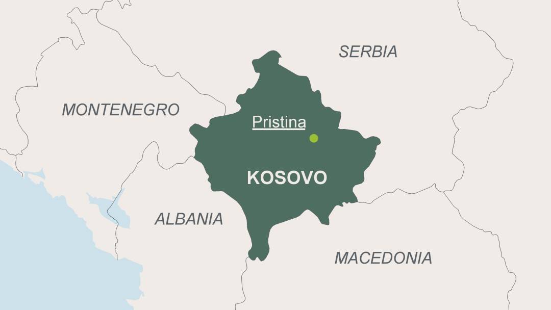 Албанский сепаратист в Косово поцеловал ботинок солдату НАТО