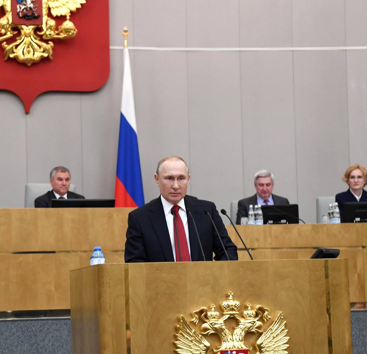 Меняя Конституцию, Путин пытается обновить систему власти