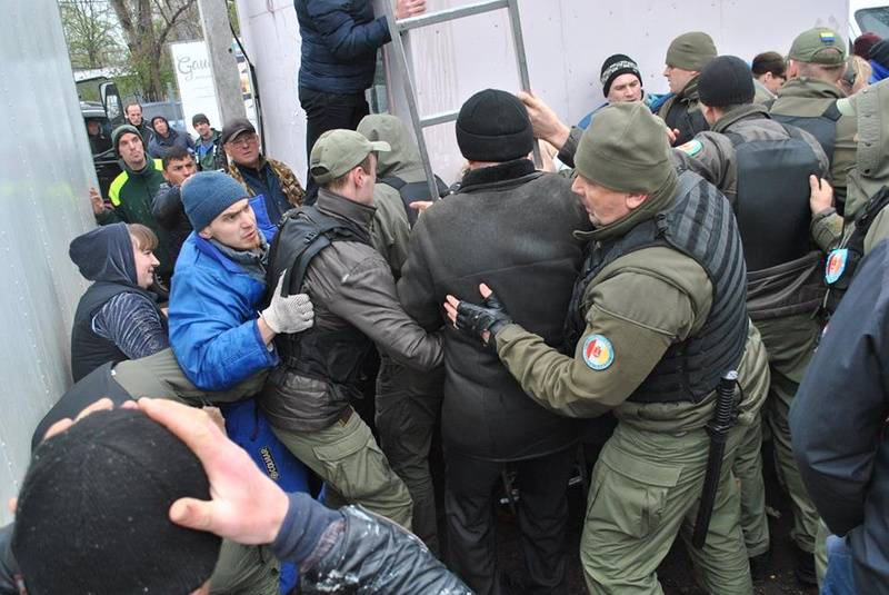 Украина: «карантинная стража» из неонацистов и «бархатный сезон» в Буковеле