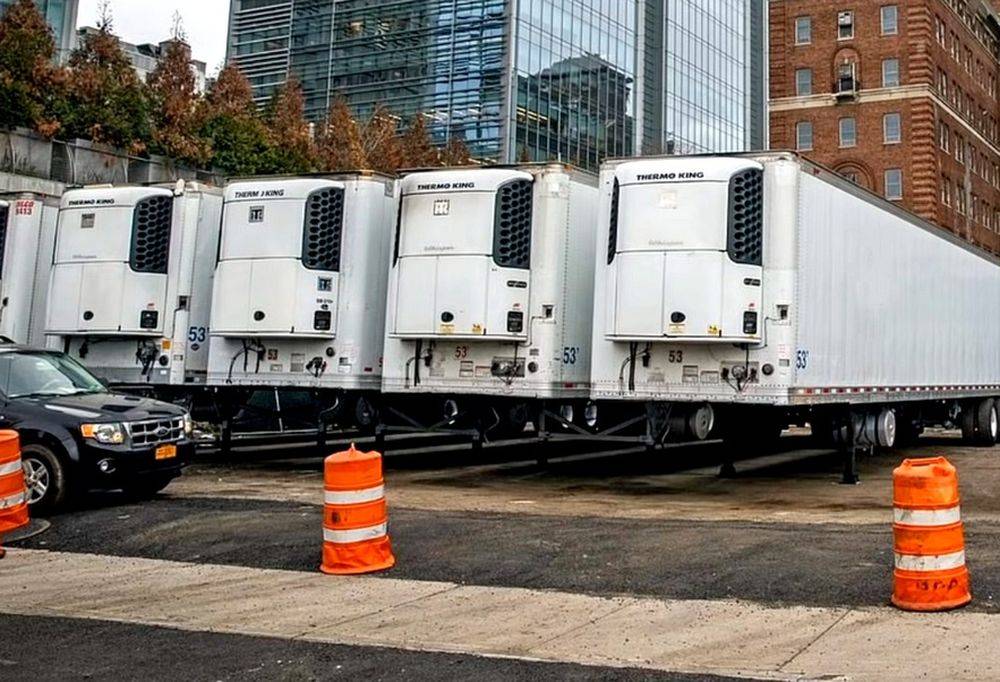 В центр Нью-Йорка стянули грузовики для умерших от коронавируса