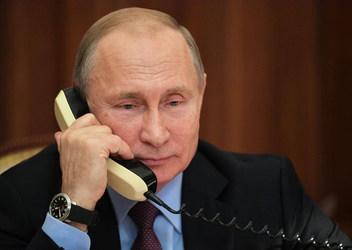Владимир Путин с телефоном