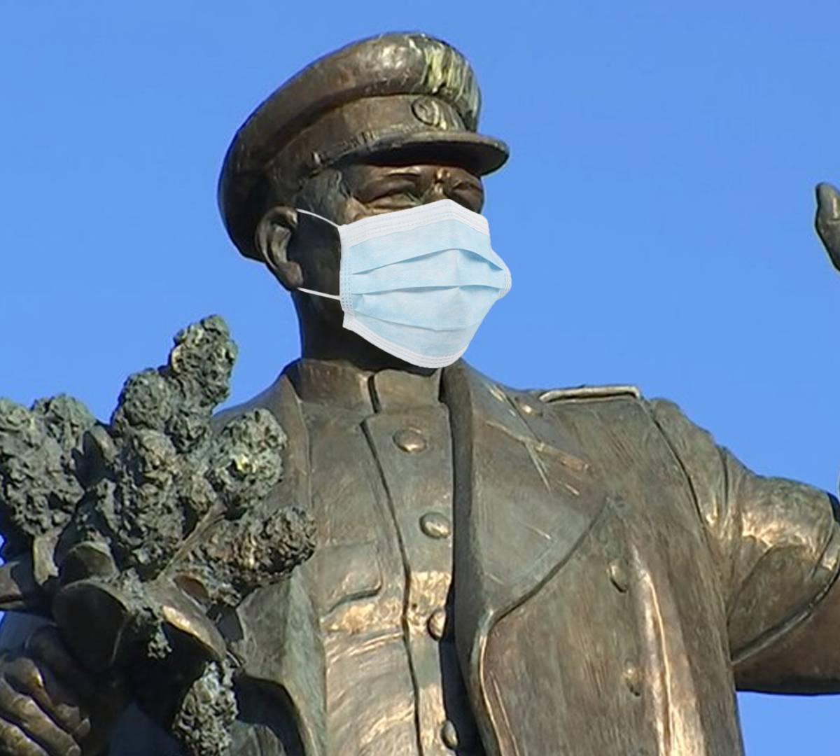 Власти Чехии снесли памятник Коневу «из-за отсутствия маски»