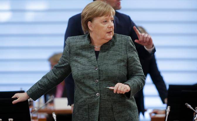 Скандал с алкоголизмом Меркель: «Сидит дома и пьет»