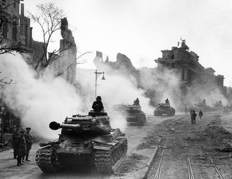 «Освобождение или поражение?»: немцы рады, что «деды» не победили в 1945-м