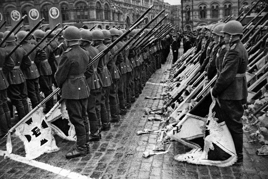 «Освобождение или поражение?»: немцы рады, что «деды» не победили в 1945-м