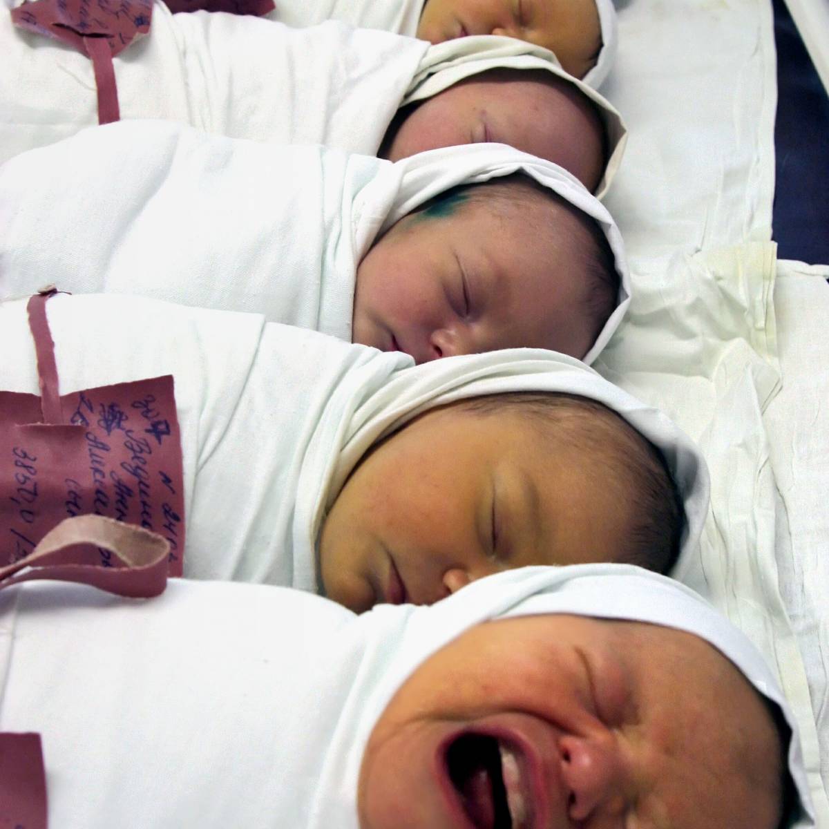Фото новорожденных детей в роддоме сразу
