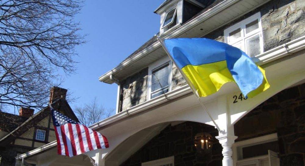 Украинские дипломаты в США живут в здании, где их документы проверяет ФСБ