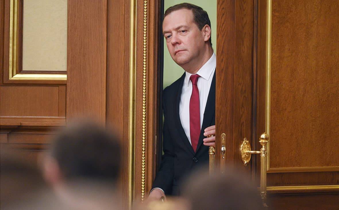 Путин предотвратил госпереворот, отправив Медведева в отставку Путин предотвратил госпереворот, отправив Медведева в отставку