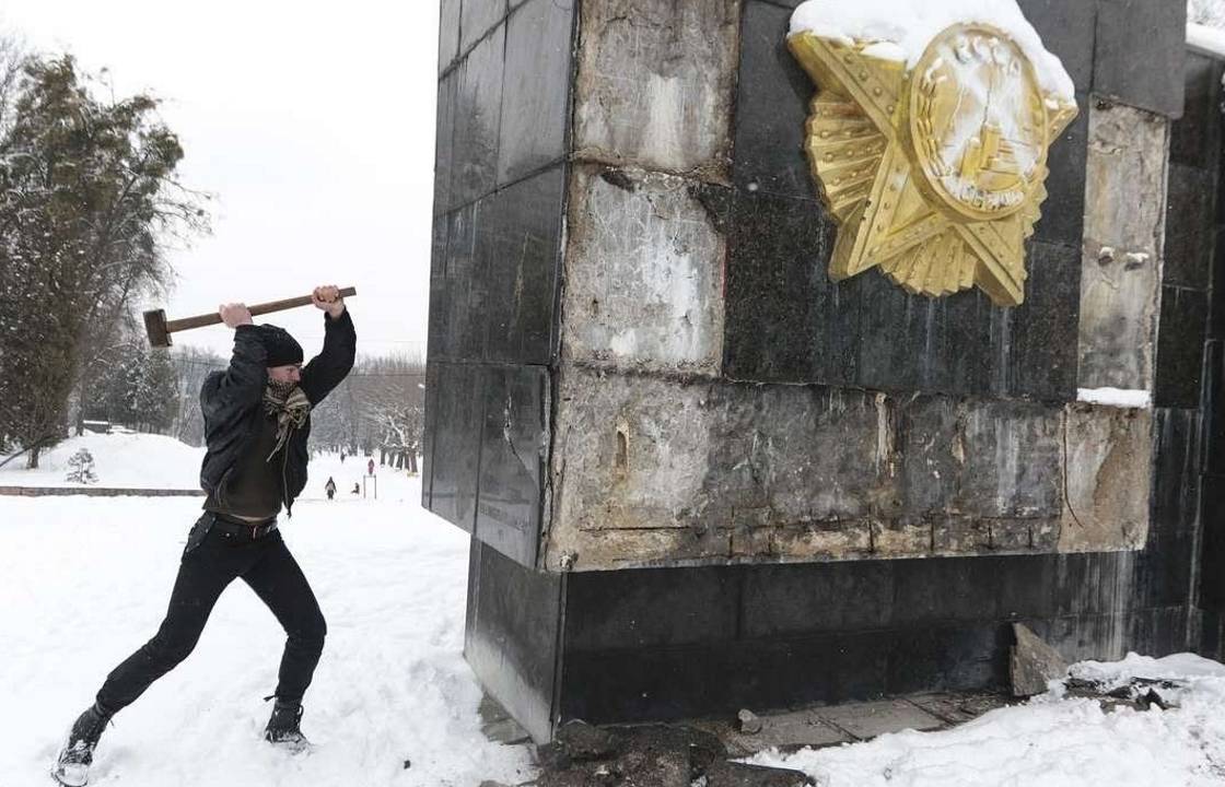 Как за рубежом уничтожаются памятники советским воинам-освободителям