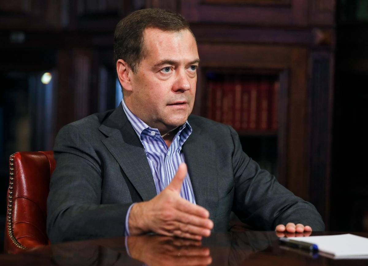 Медведев: самоизоляция — это плохо