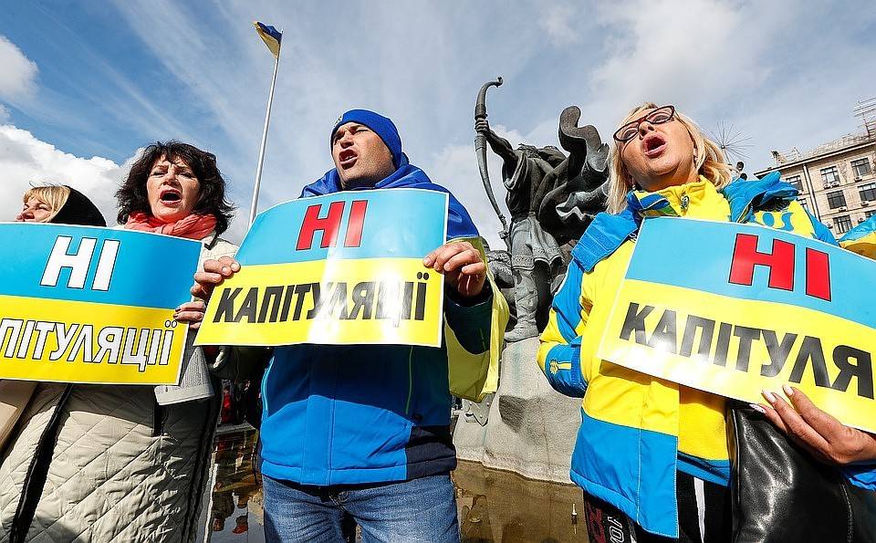 Звонок для Киева: Зеленский полностью проигрывает «улицу»