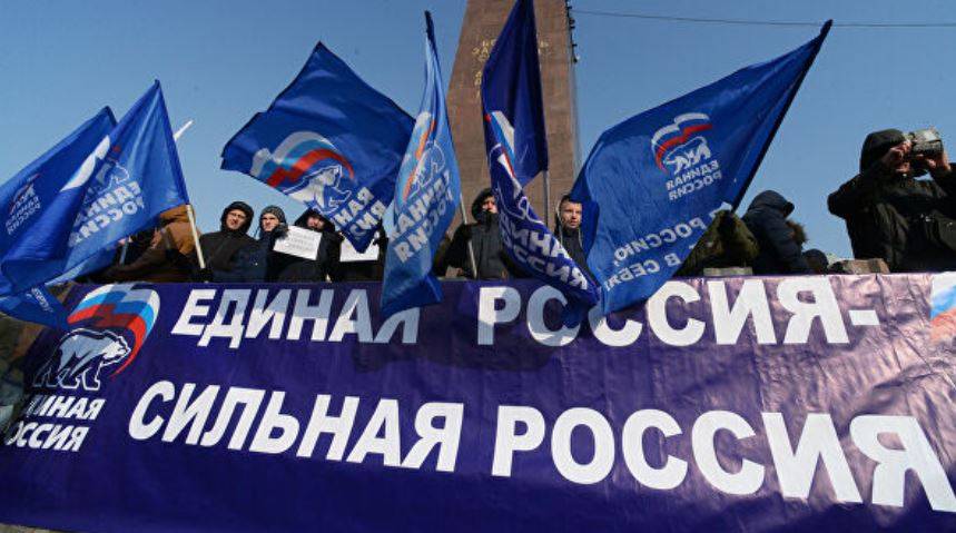 «Единая Россия» создает видимость поддержки власти народом