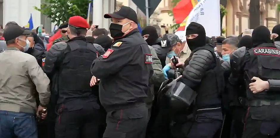 В Кишиневе произошли столкновения боевиков-националистов с полицией