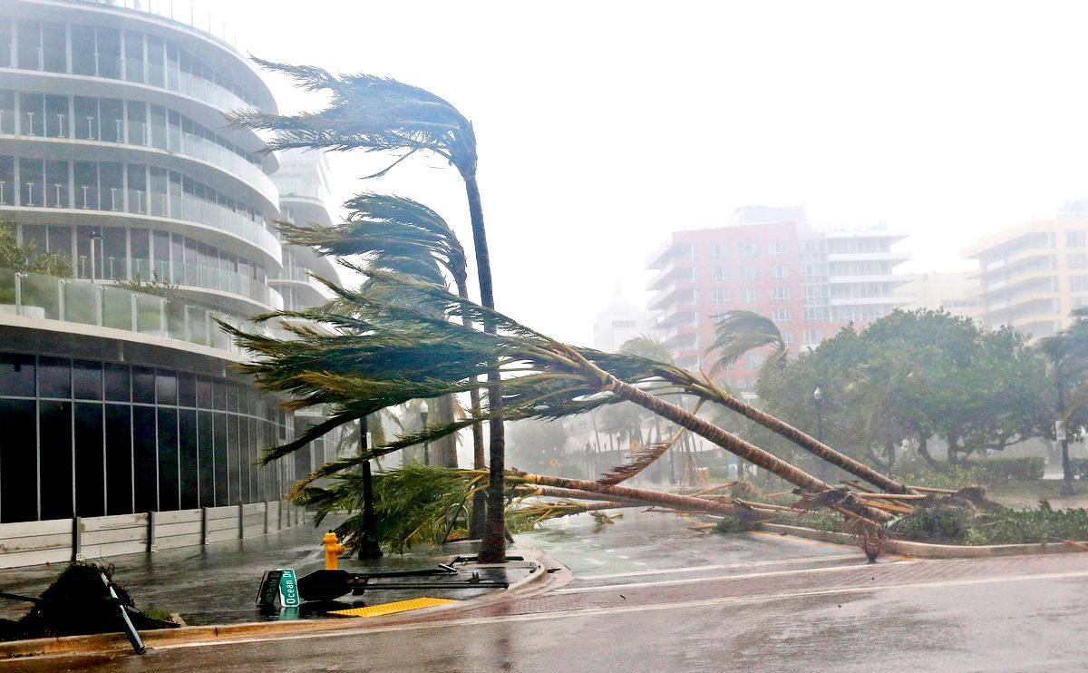 В довесок к пандемии и масштабным беспорядкам, на США надвигаются ураганы