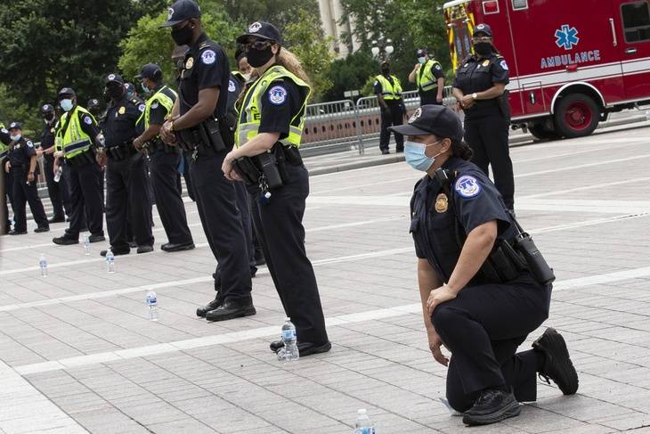 Западные СМИ: США дорого заплатят за вставших на колени полицейских