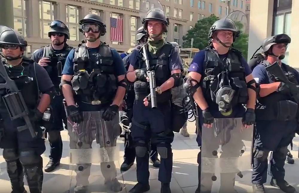 Вооруженные люди без знаков в Вашингтоне: как Трамп повторил трюк Путина