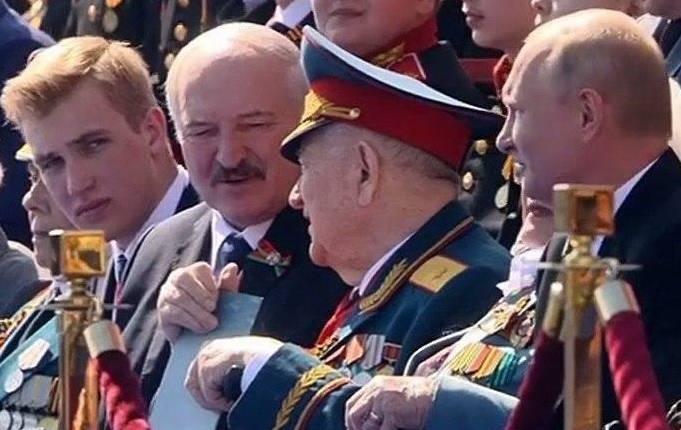Почему на параде Путин не подал руку Коле Лукашенко