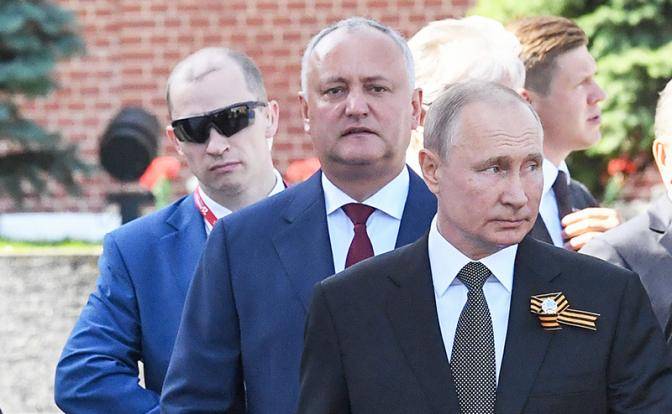 Дресс-код для охраны: Что за очки выдали телохранителям Путина