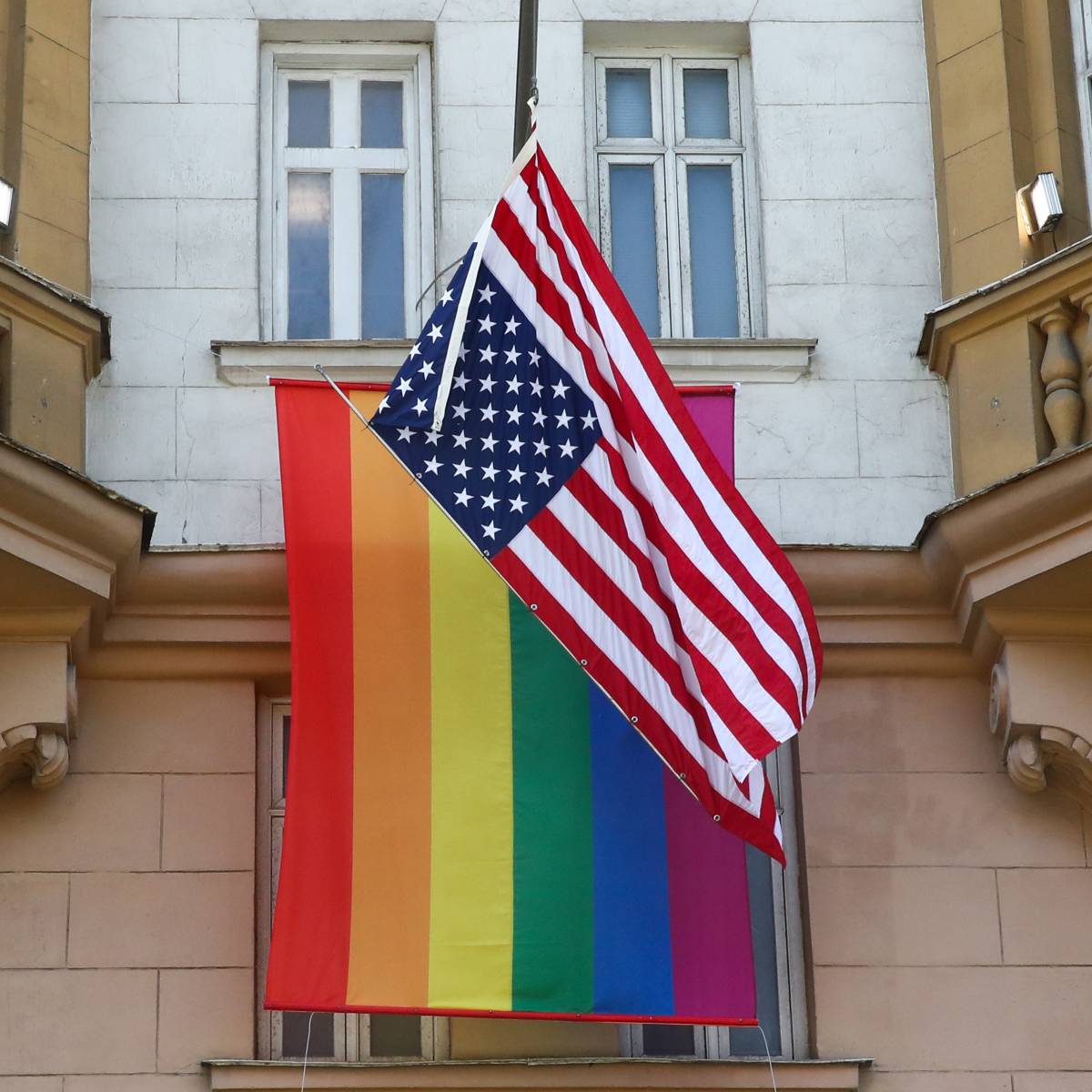 МИД России прокомментировал флаг ЛГБТИ на здании посольства США