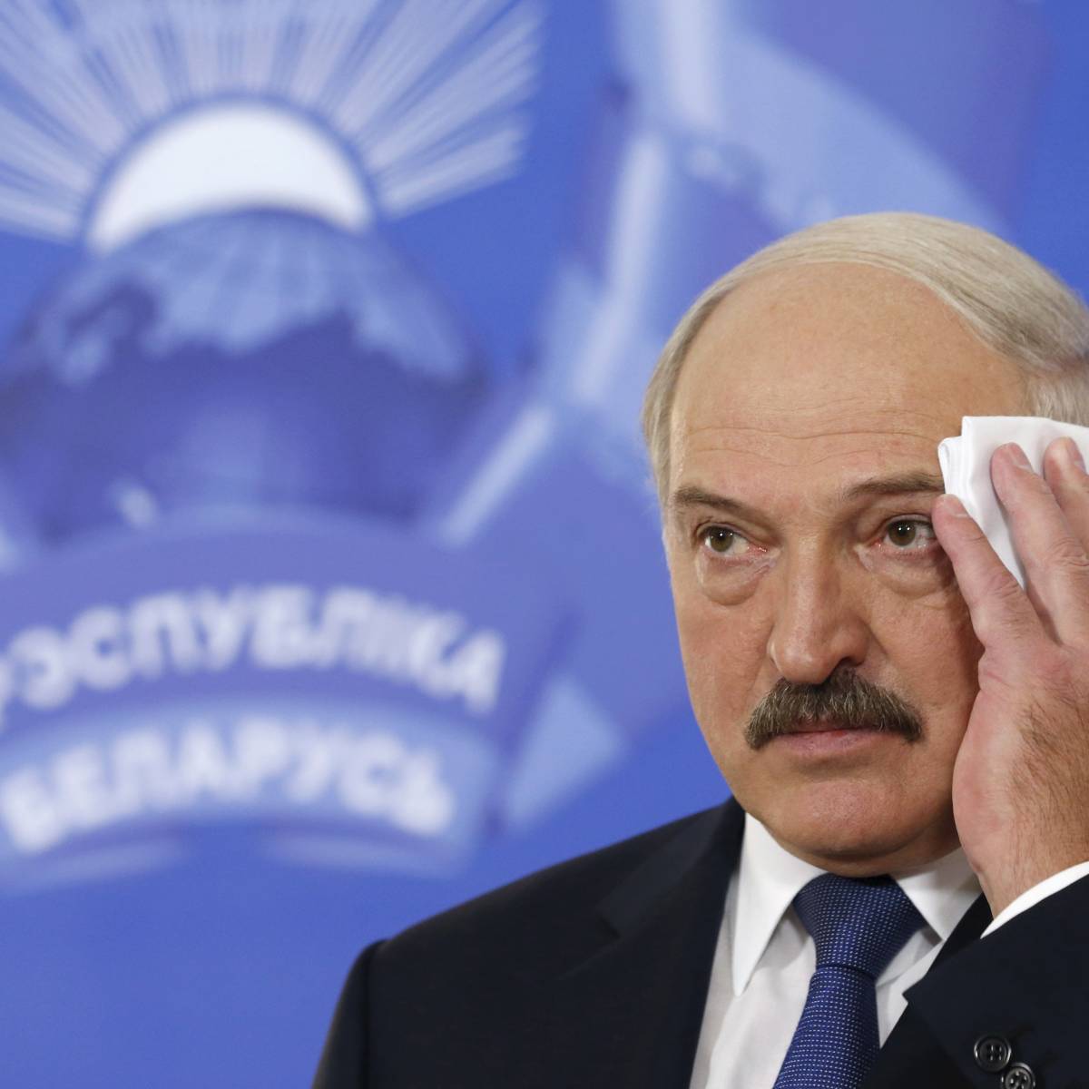 Лукашенко, заигрывая с Западом, ходит по «лезвию Майдана»