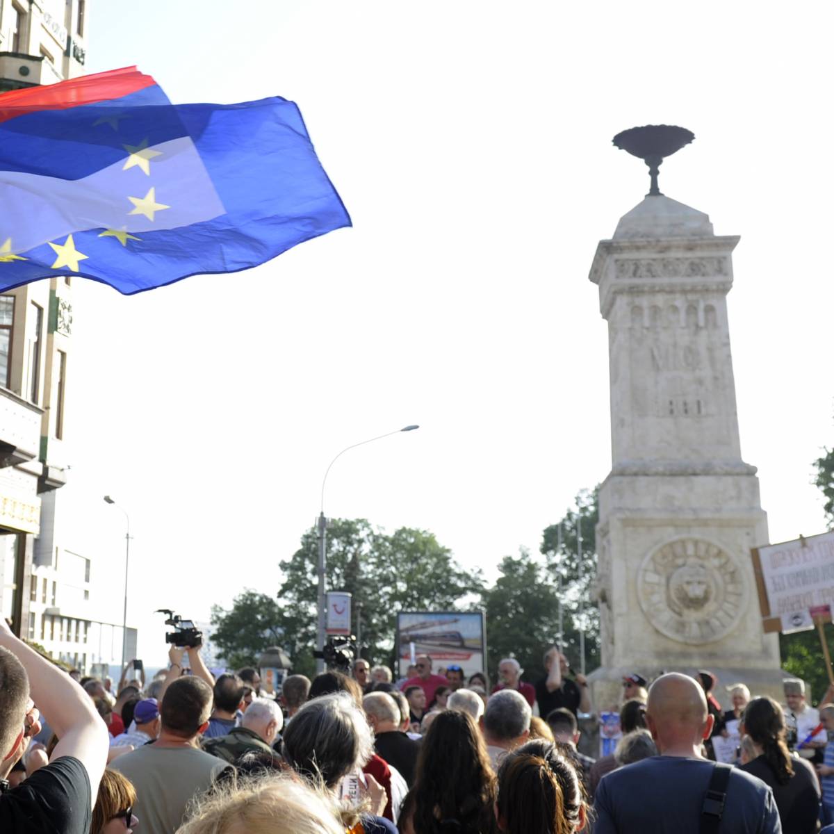 Антиковидный бунт: сербские СМИ о многотысячных акциях протеста