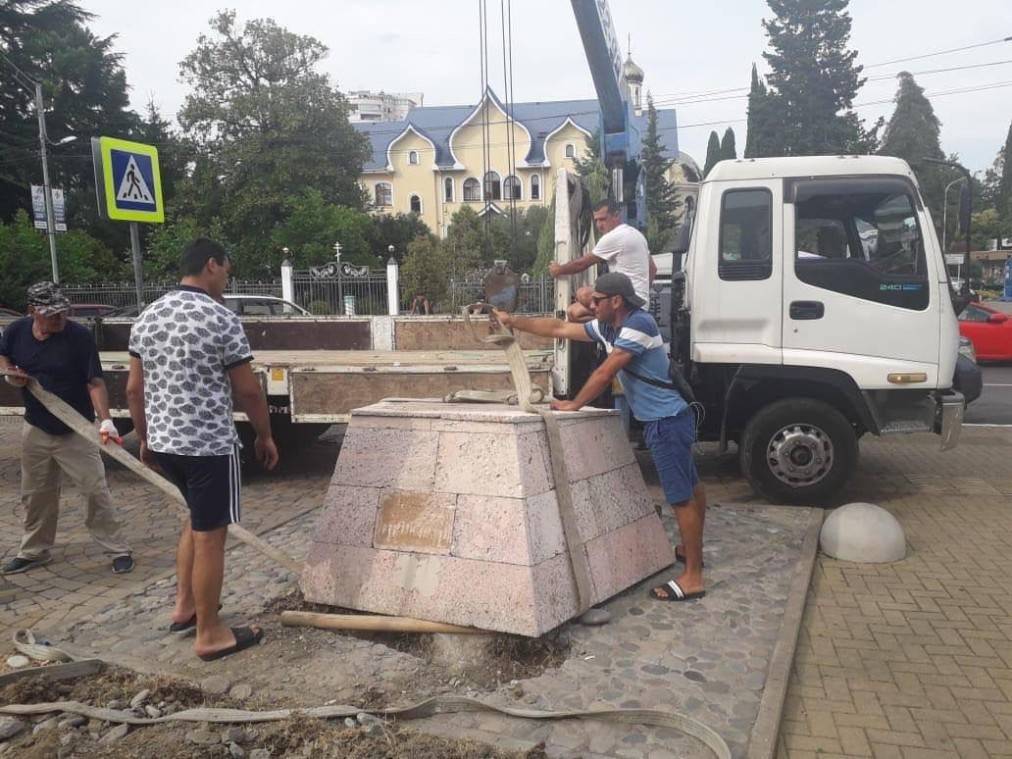 Памятник русским воинам в Сочи демонтирован после протестов