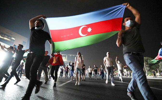 Армяне и азербайджанцы бьют друг друга на глазах москвичей