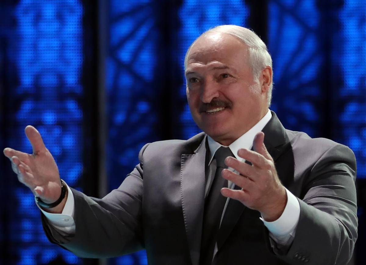 Лукашенко переболел коронавирусом "на ногах"