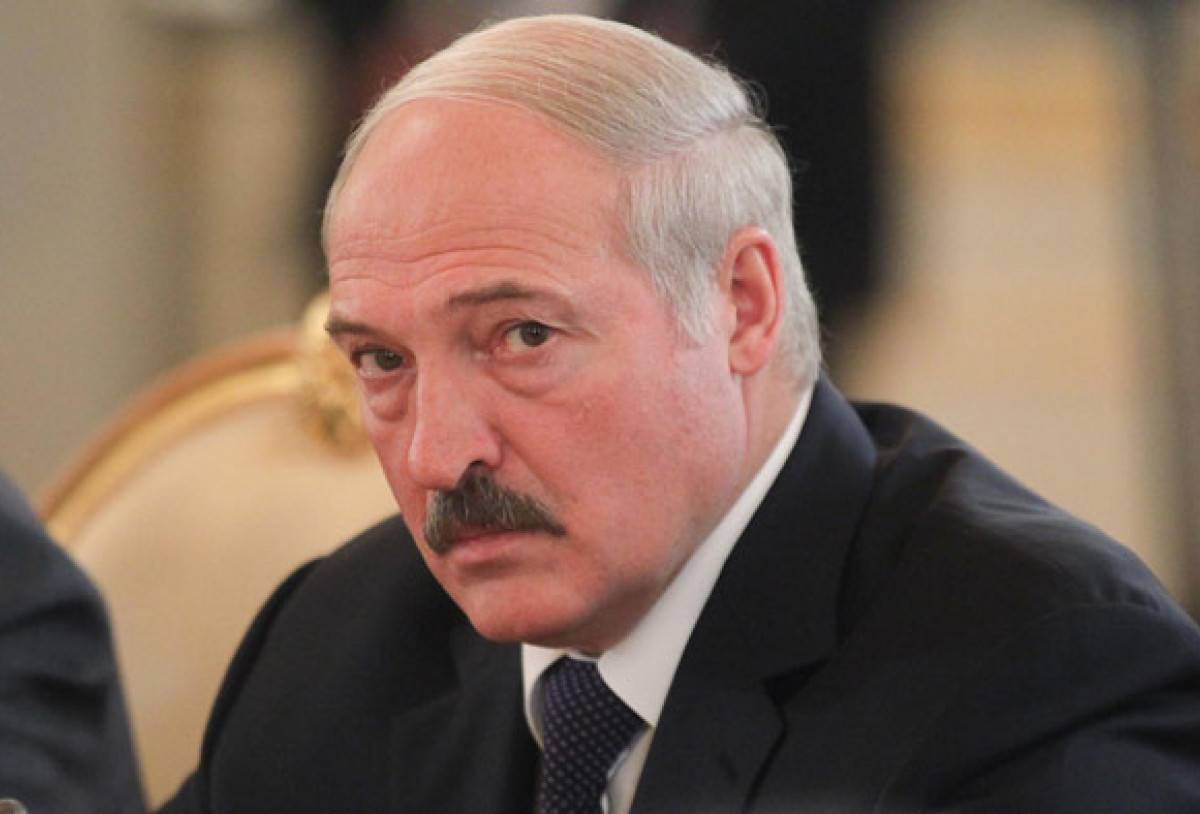 Перед выборами: Лукашенко между молотом и наковальней Перед выборами: Лукашенко между молотом и наковальней