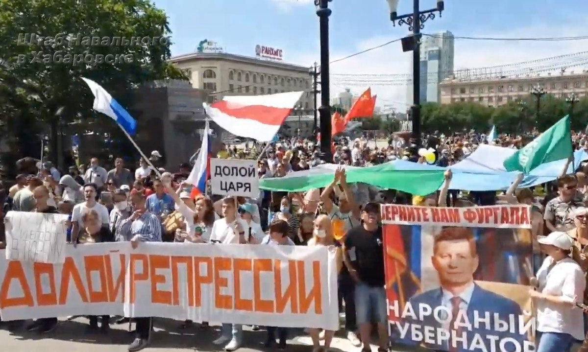 Хабаровские митингующие оскорбляют Путина и поднимают флаги националистов