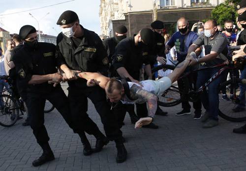 Украинских “туристов” не пустили в Беларусь качать "майдан" Украинских “туристов” не пустили в Беларусь качать "майдан"