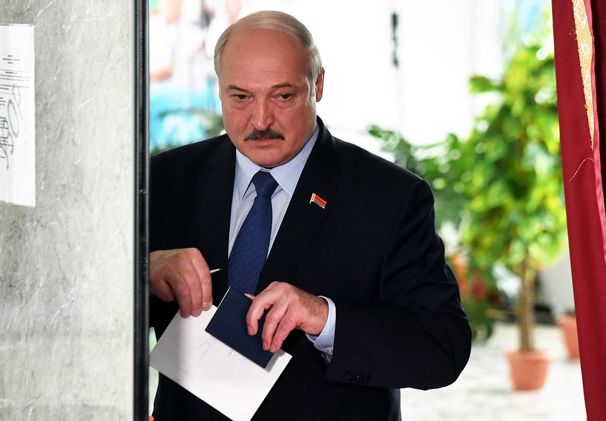 Лукашенко захватывает россиян, избивает журналистов, а мы его поздравляем?